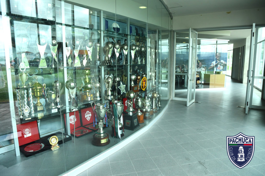 Sala de exhibición de trofeos de fuerzas básicas y Alto Rendimiento Tuzo (ART)